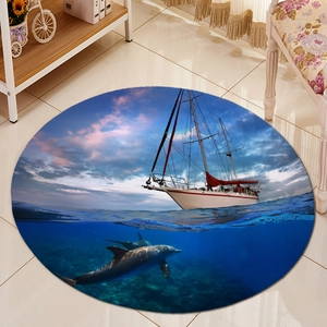 Detailweergave van ronde flanellen vloermat met print van een zeilboot en dolfijnen