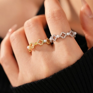 Détail de la bague trèfle ajourée avec perles et oxydes de zirconium micro-sertis