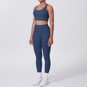 Vue détaillée de l'ensemble de yoga bleu marine avec brassière croisée et legging taille haute