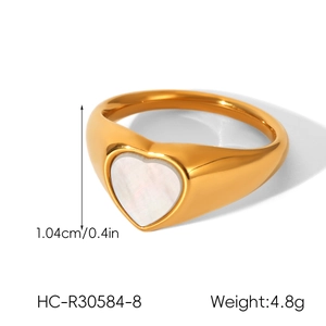 Detail showing 1.04cm heart-shaped white shell inlay on 18k gold stainless steel ring