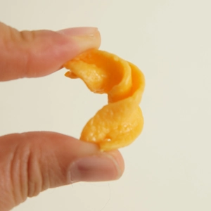Modello di snack a spirale spremibile in morbido silicone elastico di colore arancione