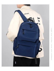 Vista dettagliata dello zaino business blu navy in nylon con tasche multiple