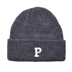 Detail van de donkergrijze gebreide muts met witte letter P-patch en geribbelde rand