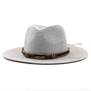 Détail d'un chapeau de soleil tressé gris clair avec ruban perlé et plume dorée