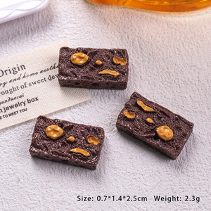 Vue macro de mini biscuits brownies en résine avec texture réaliste pour créations DIY