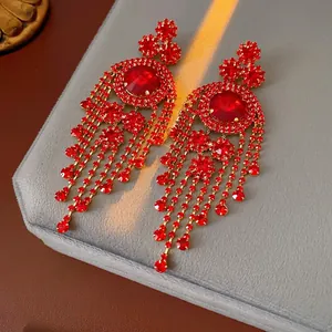 Orecchini vintage a nappa con strass rotondi in oro e cristalli rossi pendenti