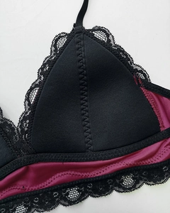 Détail de la dentelle noire et du tissu en velours bordeaux sur le soutien-gorge