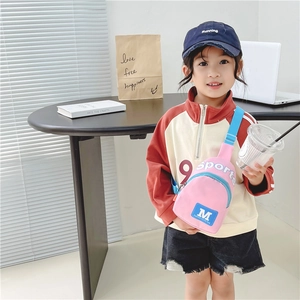 Sac bandoulière rose en nylon pour enfants avec sangle bleue et logo sport tendance