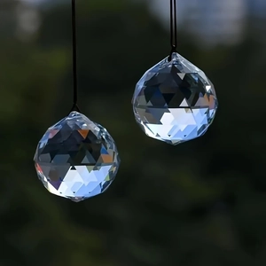 Set di due pendenti a sfera di cristallo con riflessi arcobaleno e cordini neri sottili