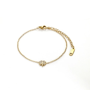 Detail einer Gold-Kleeblatt-Kette mit glitzernden Strasssteinen und Karabinerverschluss