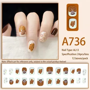 Faux ongles French mignons avec fleurs et ours en tons marron et beige translucides