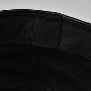 Détail de la doublure intérieure et du bandeau de confort de la casquette en similicuir