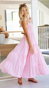 Détail d'une robe d'été rayée rose et blanc à volants avec un buste élastique plissé