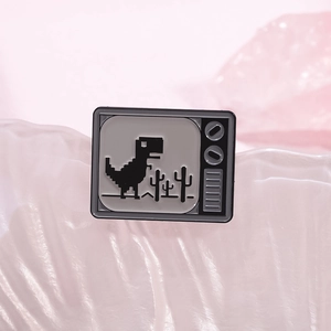 Spilla in smalto TV retrò con gioco dinosauro pixel su sfondo rosa tenue