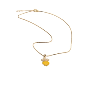 Vue détaillée du pendentif cœur couronne doré avec strass brillants sur chaîne box