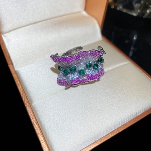 Détail de la bague en argent avec pierres de zircon violettes, vertes et blanches