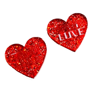 Détail de boucles d'oreilles cœur rouge pailleté avec texte TRUE LOVE blanc sur fond blanc