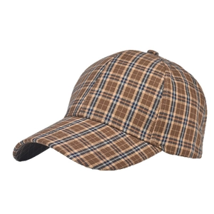 Cappellino da baseball classico a quadri marroni con visiera curva visto lateralmente a 45 gradi