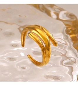 Dettaglio di un anello aperto dorato irregolare su una superficie d'acqua riflettente