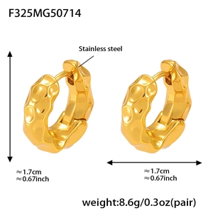 Vue détaillée de créoles martelées en acier inoxydable plaqué or 18K avec dimensions
