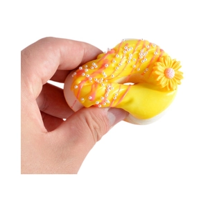 Gelbes Squishy-Donut-Spielzeug aus PU-Schaum mit rosa Glasur und Blumendekor