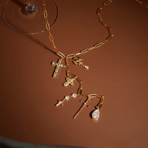 Détail du collier en acier doré 18K avec croix gothiques et pendentifs en cristal