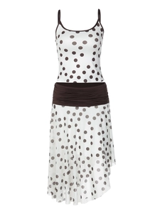Ensemble deux pièces avec crop top à pois marrons et jupe taille haute assortie sur fond blanc