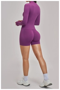 Detailansicht eines lila Yoga-Sets mit hoher Taille Shorts und Stehkragen Oberteil