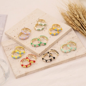 Boucles d'oreilles créoles marguerite en émail multicolore sur support en pierre sobre