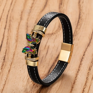 Détail d'un bracelet en cuir noir avec des pendentifs papillon en cristal colorés