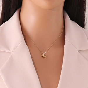 Elegante goldene Schmetterlingshalskette mit Zirkonia-Details, getragen von einem Modell