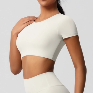 Vue latérale d'un t-shirt de yoga blanc avec texture mate lisse et coupe athlétique