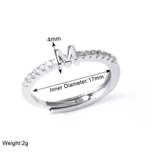 Detailed size specifications for silver letter M ring with dimensions and 2g weight