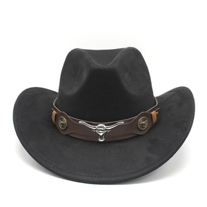 Détail d'un chapeau de cowboy noir avec bandeau en cuir et ornement tête de taureau argent
