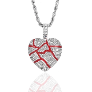 Détail de la chaîne torsadée en argent avec pendentif cœur brisé glacé de couleur rouge