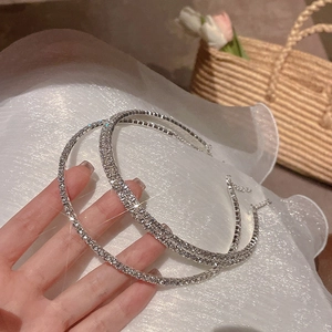 Collier choker argenté serti de strass brillants avec un design enroulé élégant