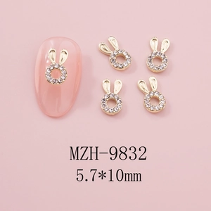 Detailansicht der 3D-Hasen-Nagelanhänger mit weißen Strasssteinen auf rosa Nägeln, 5,7x10mm