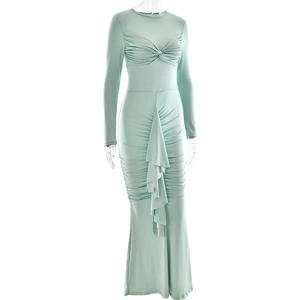 Détail de la robe moulante vert clair avec fronces croisées et volants latéraux chic