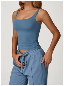Détail du débardeur de yoga bleu à col carré et du pantalon de jogging à cordon assorti