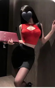 Detail von rotem Cut-Out-Top und schwarzem Bodycon-Rock mit kleiner Lederhandtasche