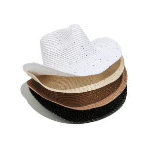 Chapeaux Panama en paille à paillettes empilés en blanc beige marron et noir style cowboy