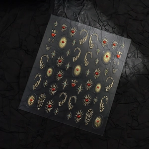 Détail de stickers nail art 5D gaufrés avec étoiles dorées et motifs cœurs rouges