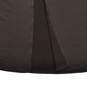 Détail de l'ourlet de la robe noire avec double couture et fente latérale élégante