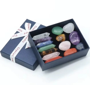 Coffret cadeau bleu avec 14 cristaux naturels dont colonnes hexagonales et pierres polies