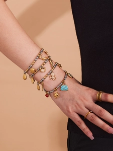 Detalle de dijes marinos en pulseras de cuentas con caballito de mar cangrejo y pulpo