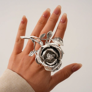 Gros plan sur une bague rose argentée vintage montrant les textures réalistes des pétales