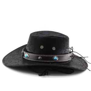 Détail d'un chapeau de cowboy noir avec texture craquelée et ornements en turquoise