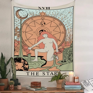 Detailansicht des Der Stern Tarot Wandteppichs über einem Regal mit Pflanzen und Kerzen