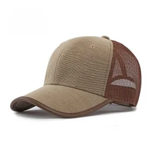 Detail van de kaki stoftextuur en ademend bruin mesh op deze stijlvolle trucker pet