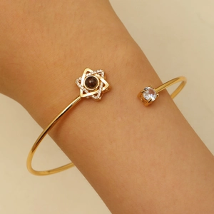 Détail du bracelet doré ouvert avec pierre de projection hexagramme et grand zircon clair